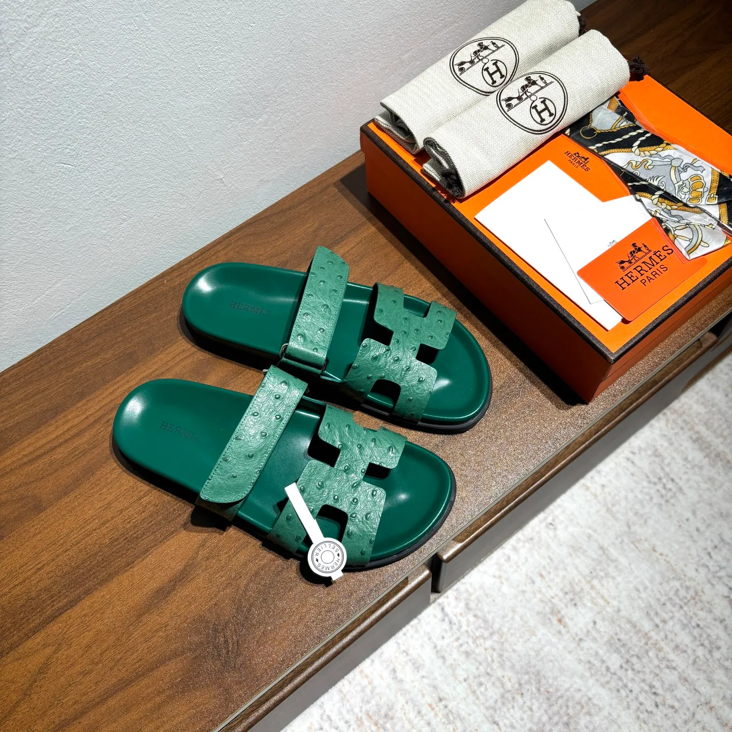👟👟Ex-factory price 520👟👟 Men's size +10 Brand💗: HERMES Number💗: H8018-210199 Color💗: Ostrich pattern new color system Size 💗: 35 to 40 38-45 Upper material: imported calfskin Outsole material: Tpu anti-slip and wear-resistant outsole 🆕🆕🆕HERMES 2025 latest color matching, original purchased and dismantled, imported custom fabrics. All colors have been adjusted N times, striving to be zero different from the original! The top version for women 💰 Erjie's shoes that have become extremely popular recently - chypre sandals, which are comfortable for all ages and are cute and cute. Paired with various colored socks, it’s so trendy